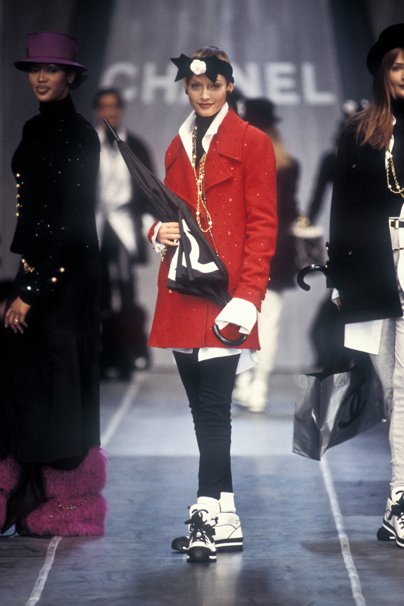 Amber Valletta featured in  the Chanel fashion show for Autumn/Winter 1993