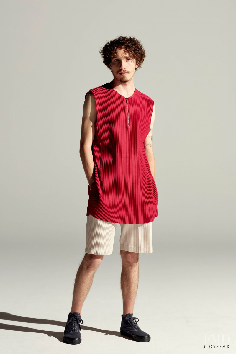 Homme Plissé Issey Miyake lookbook for Spring/Summer 2022