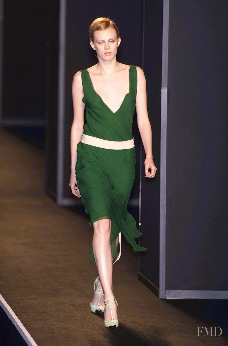 Karen Elson featured in  the Alessandro Dell\'Acqua fashion show for Spring/Summer 2001