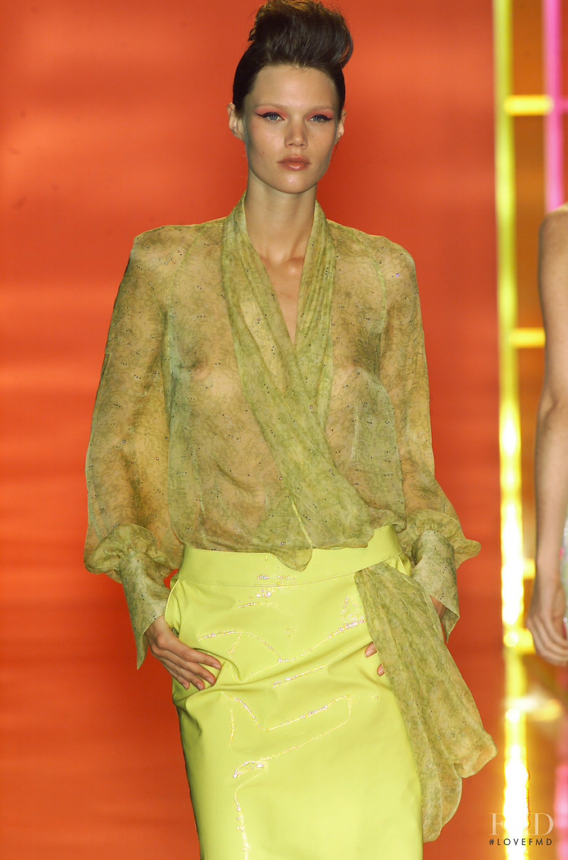 Carmen Marc Valvo fashion show for Spring/Summer 2001