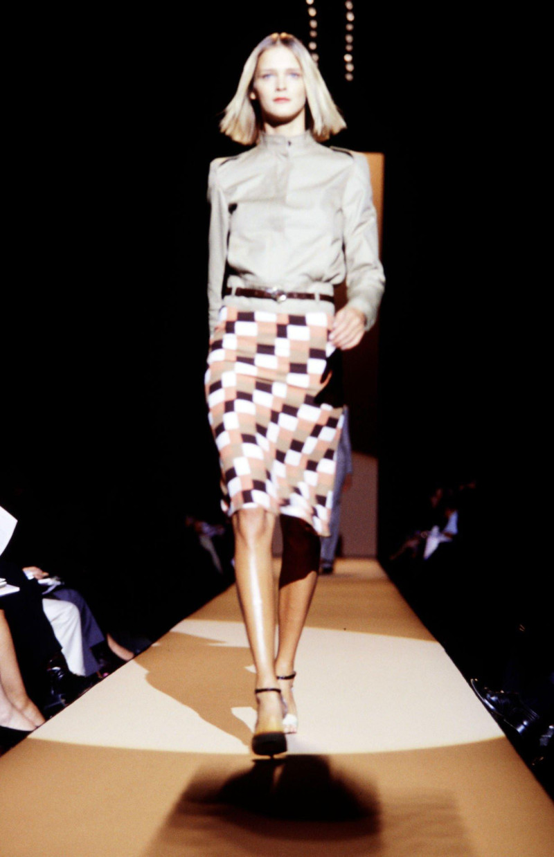 Carmen Kass featured in  the Carolina Herrera fashion show for Spring/Summer 2001