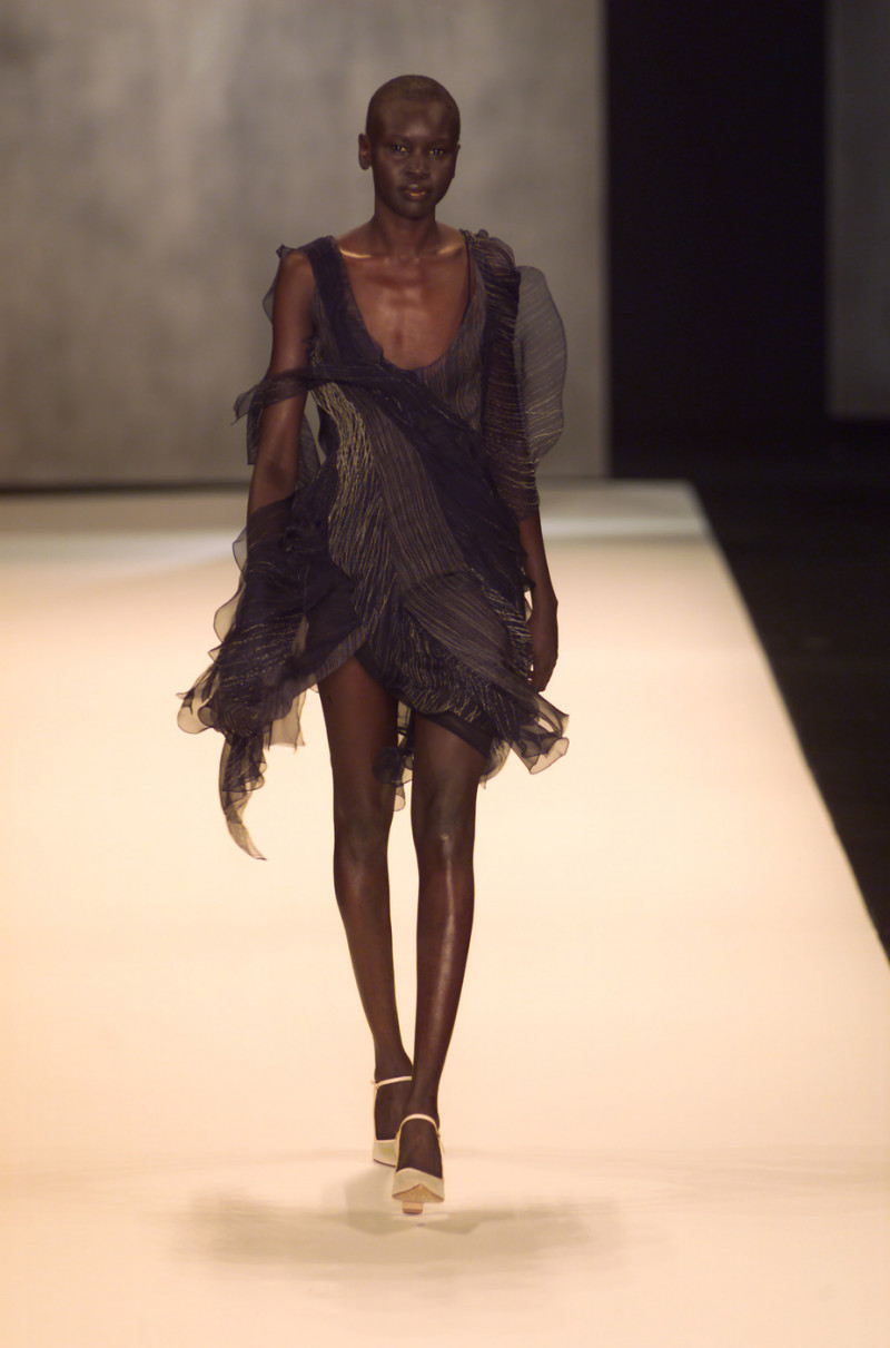 Donna Karan New York fashion show for Spring/Summer 2001