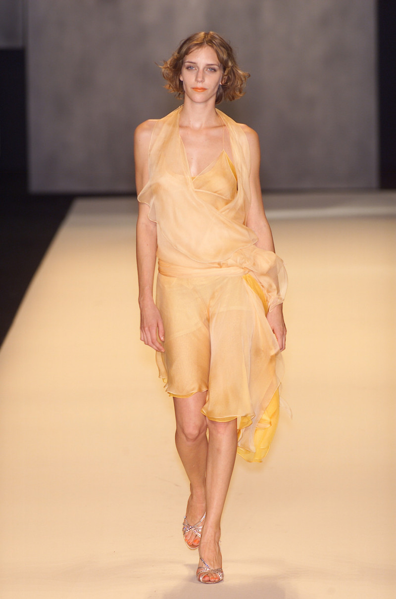 Donna Karan New York fashion show for Spring/Summer 2001