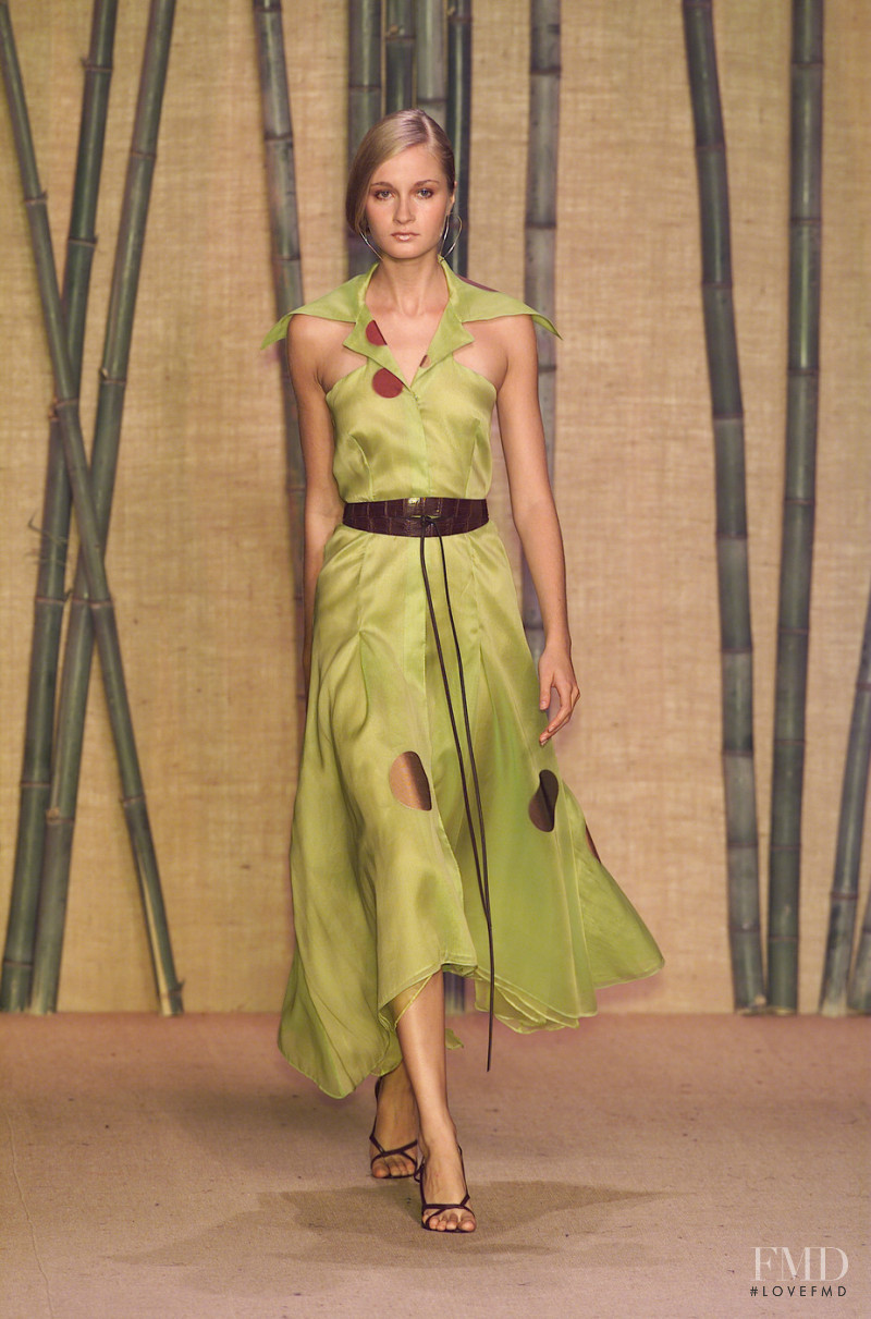 Douglas Hannant fashion show for Spring/Summer 2001