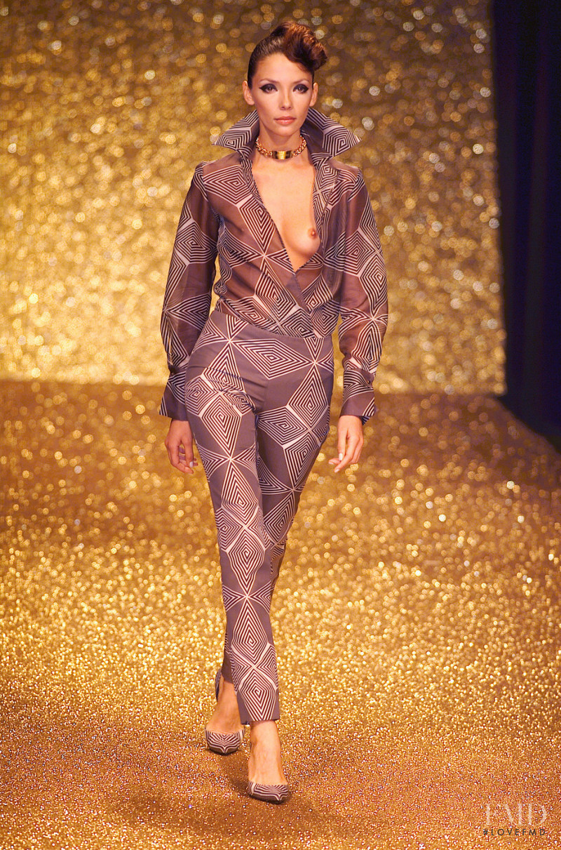 Erreuno fashion show for Spring/Summer 2001