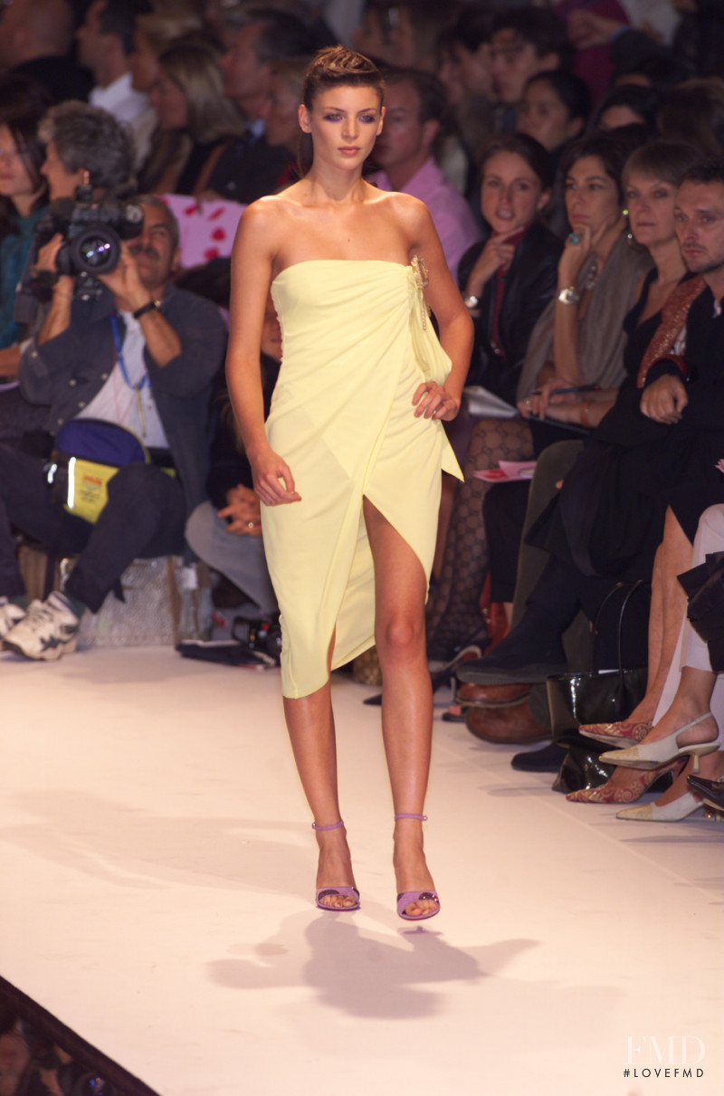 Emanuel Ungaro fashion show for Spring/Summer 2001