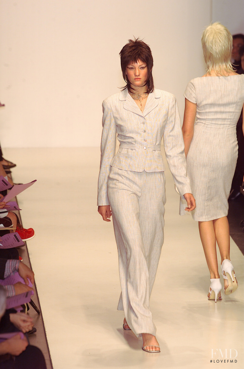 Narciso Rodriguez fashion show for Spring/Summer 2001