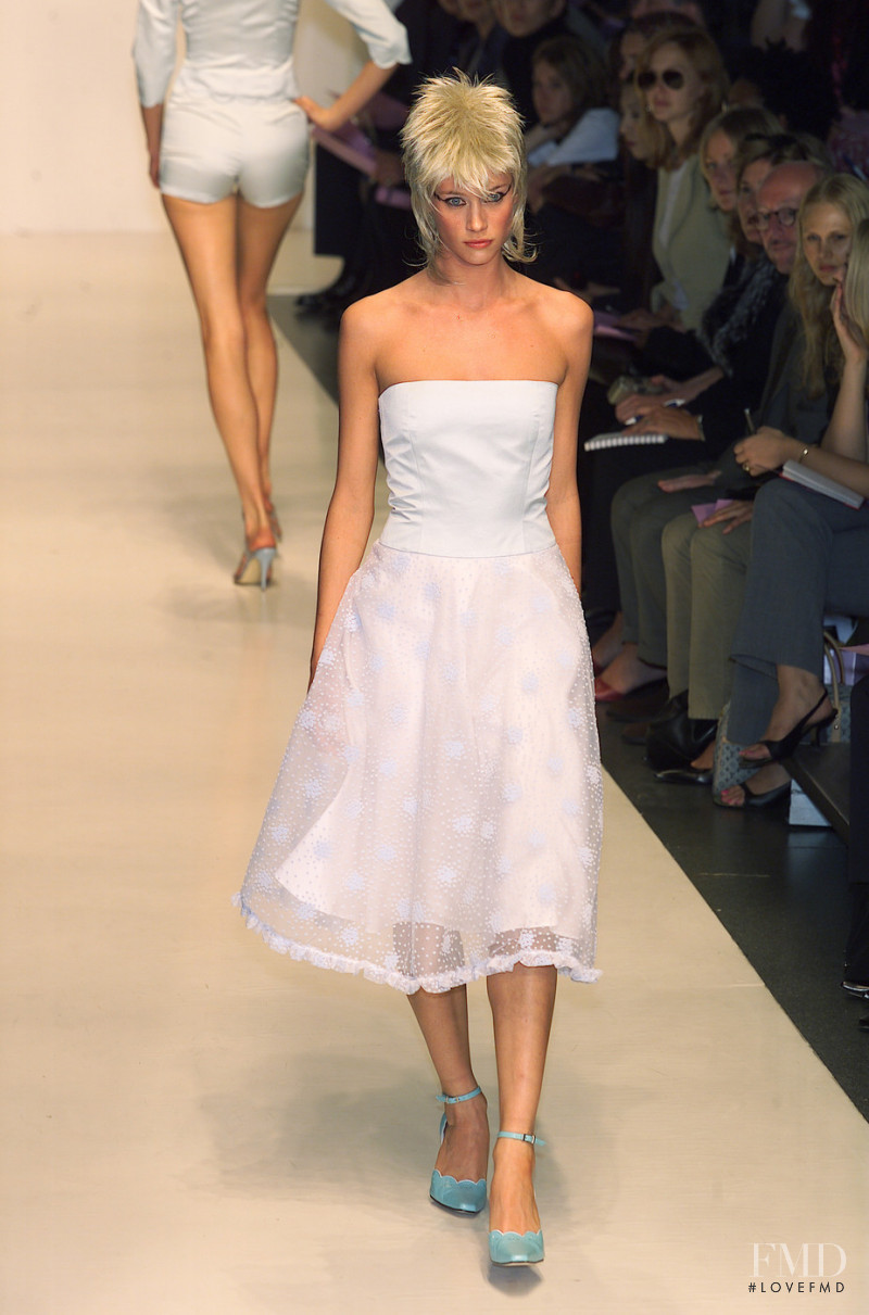 Narciso Rodriguez fashion show for Spring/Summer 2001