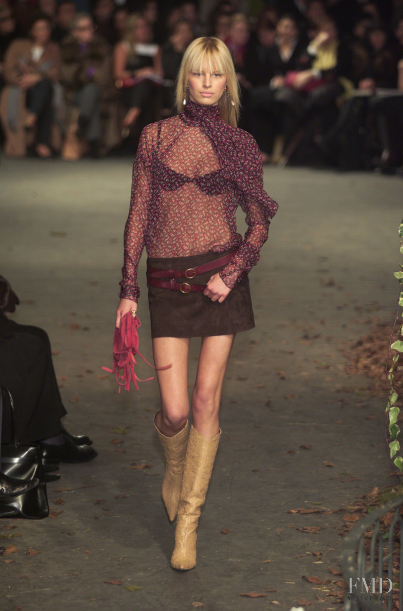Karolina Kurkova featured in  the Dolce & Gabbana fashion show for Autumn/Winter 2001