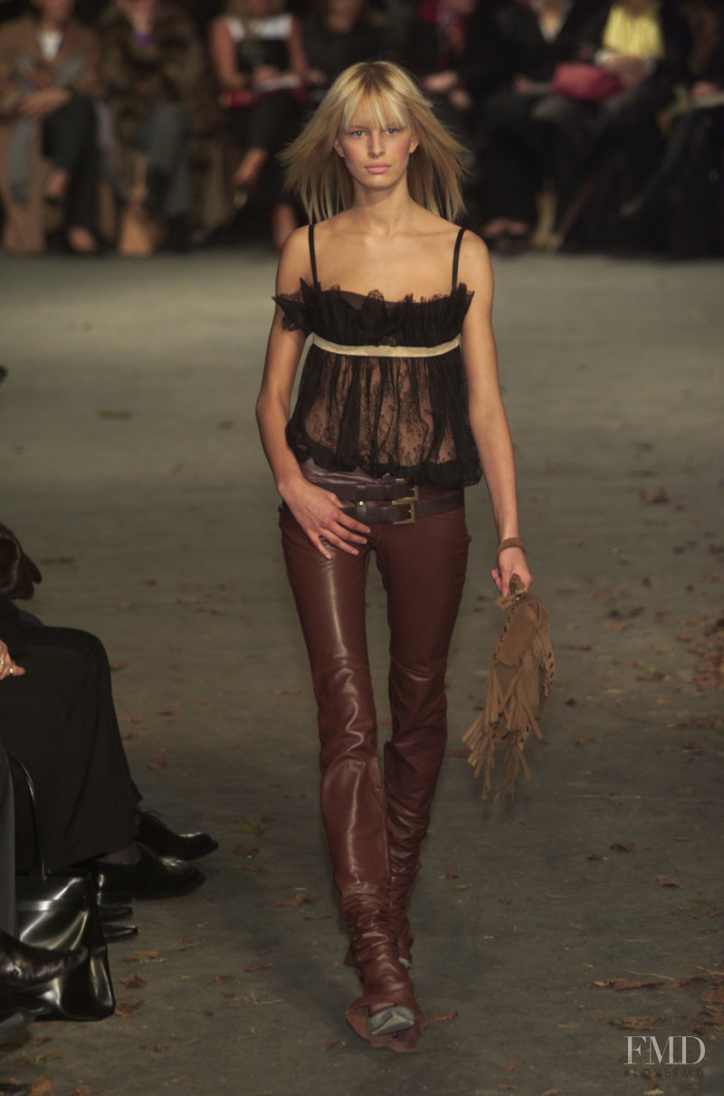 Karolina Kurkova featured in  the Dolce & Gabbana fashion show for Autumn/Winter 2001