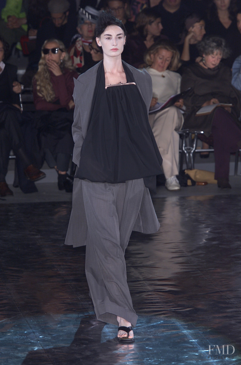 Yohji Yamamoto fashion show for Spring/Summer 2001