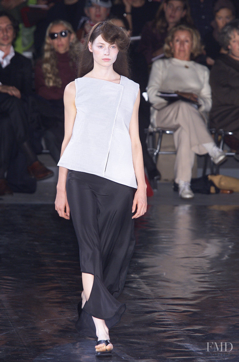 Yohji Yamamoto fashion show for Spring/Summer 2001