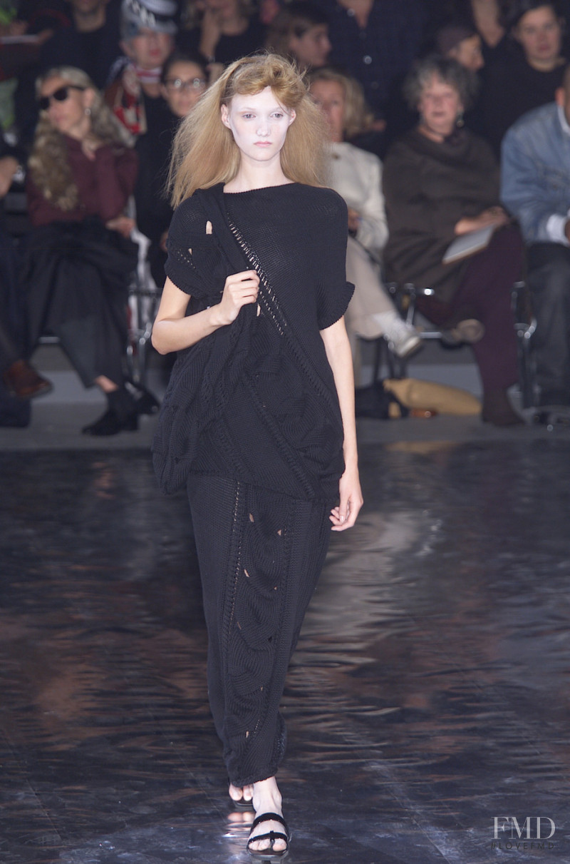 Yohji Yamamoto fashion show for Spring/Summer 2001