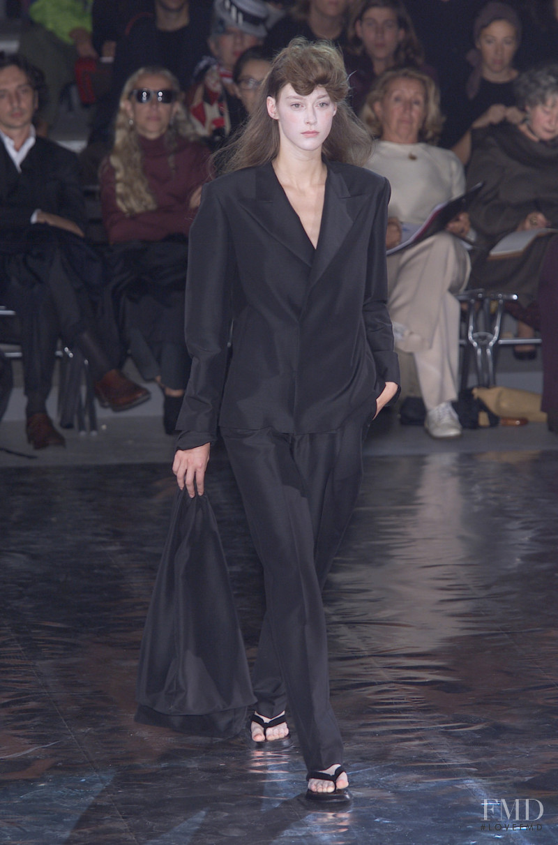Yohji Yamamoto fashion show for Spring/Summer 2001