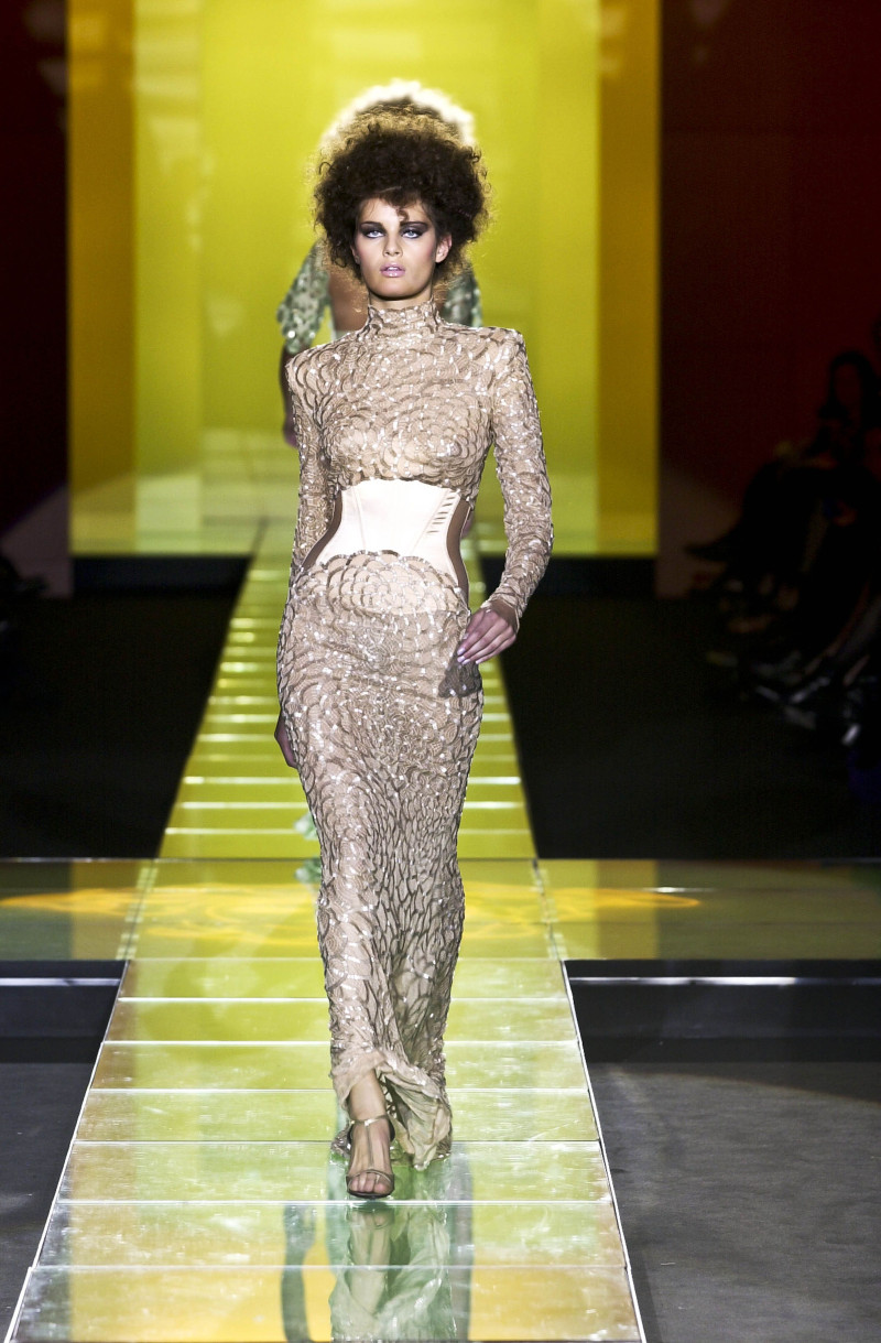 Isabeli Fontana featured in  the Atelier Versace fashion show for Spring/Summer 2001