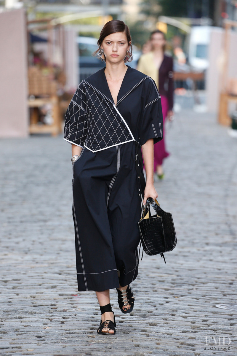 Valerie Scherzinger featured in  the Tory Burch fashion show for Spring/Summer 2022