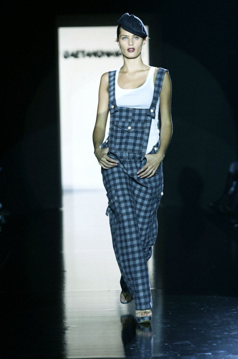 Isabeli Fontana featured in  the Gaetano Navarra fashion show for Spring/Summer 2006
