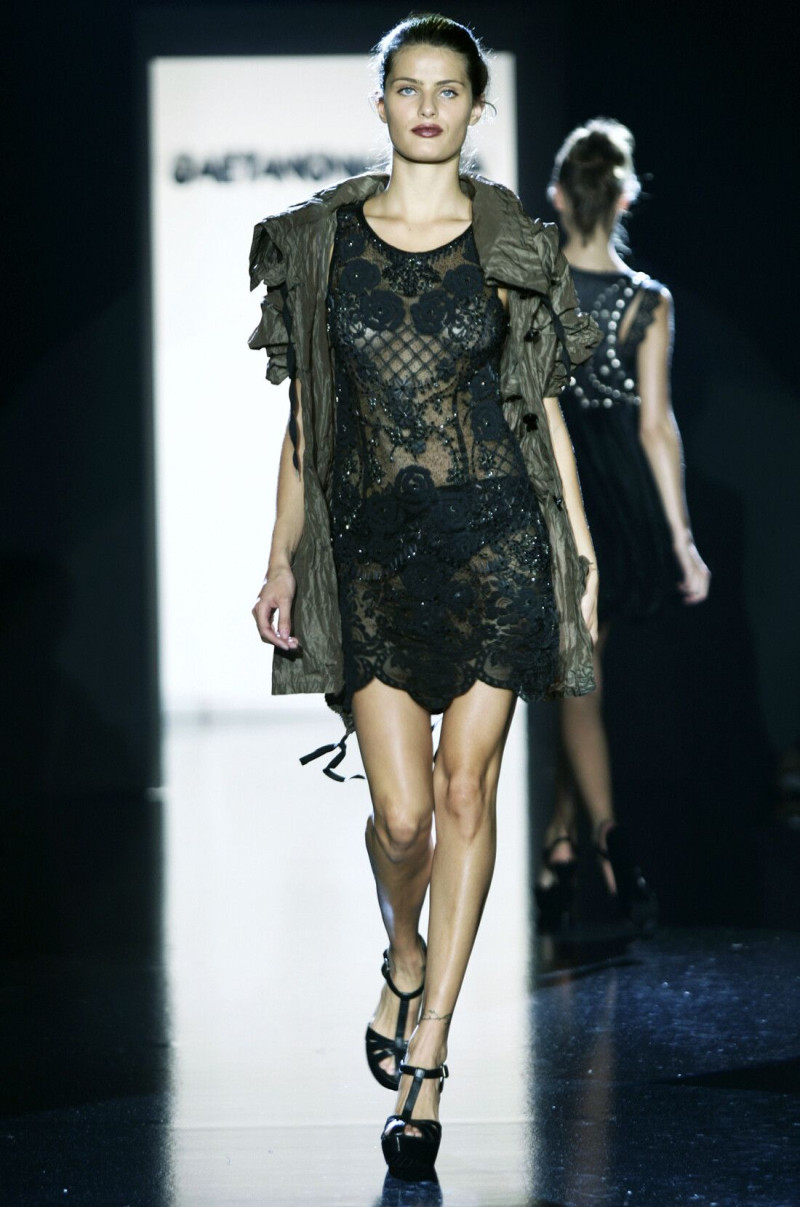 Isabeli Fontana featured in  the Gaetano Navarra fashion show for Spring/Summer 2006