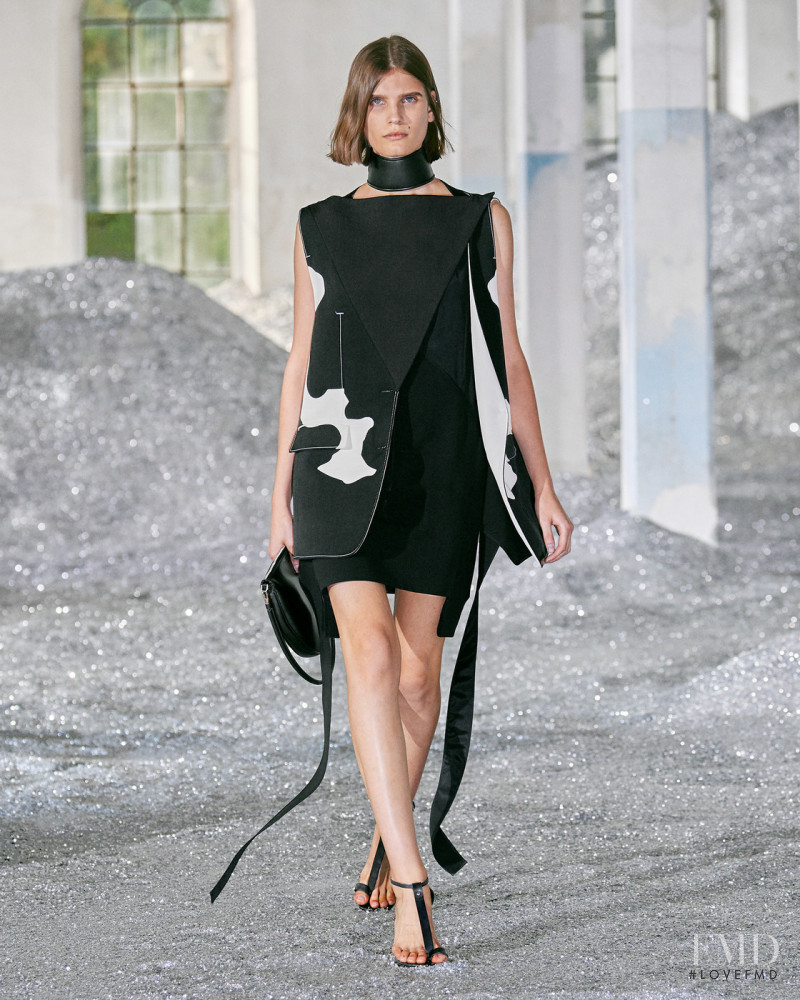 Kateryna Lashko featured in  the Burberry fashion show for Spring/Summer 2022