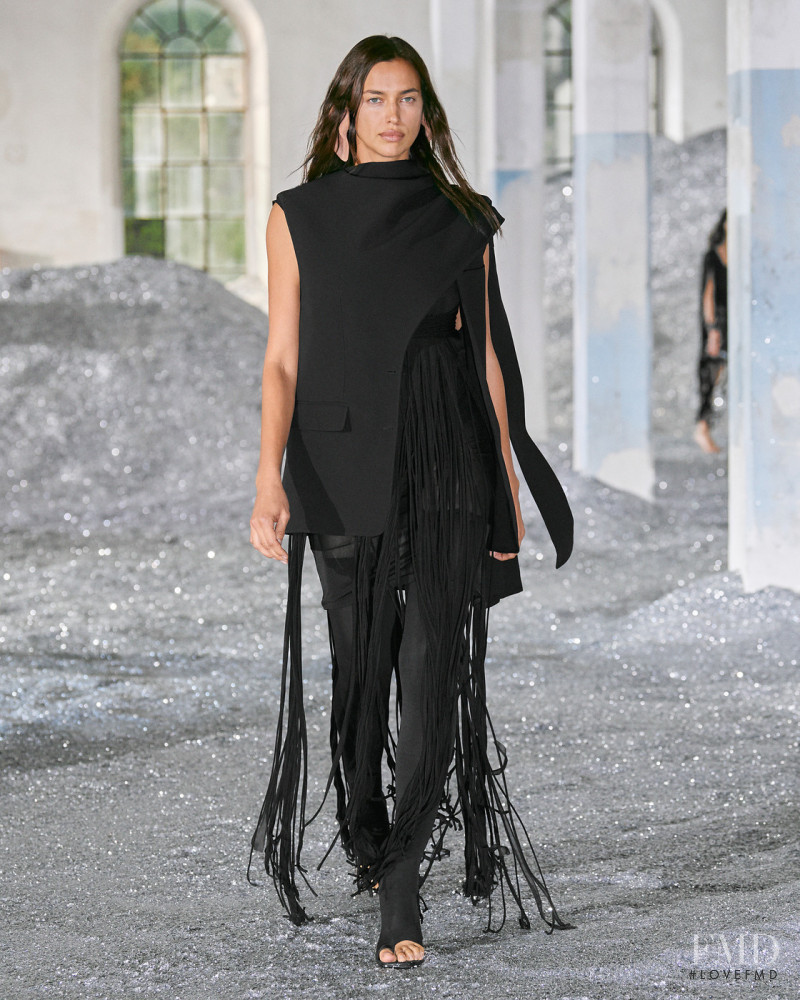 Irina Shayk featured in  the Burberry fashion show for Spring/Summer 2022