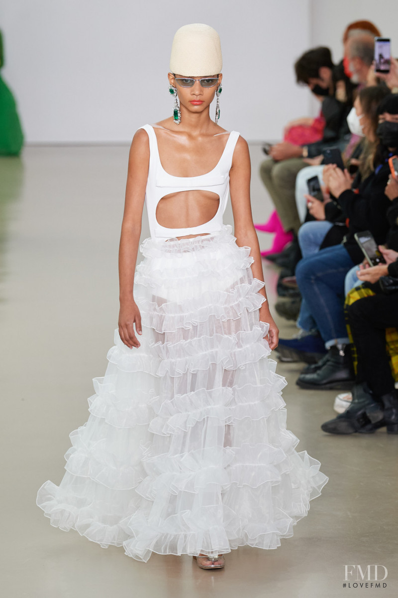 Tais Vieira featured in  the Giambattista Valli fashion show for Spring/Summer 2022