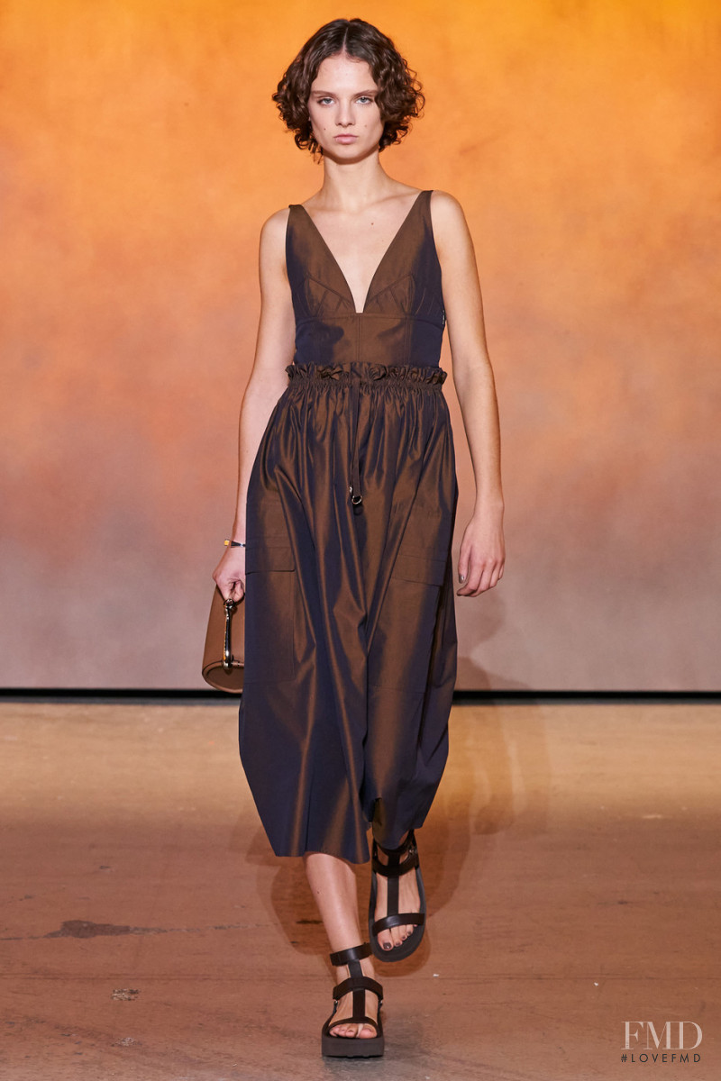 Giselle Norman featured in  the Hermès fashion show for Spring/Summer 2022