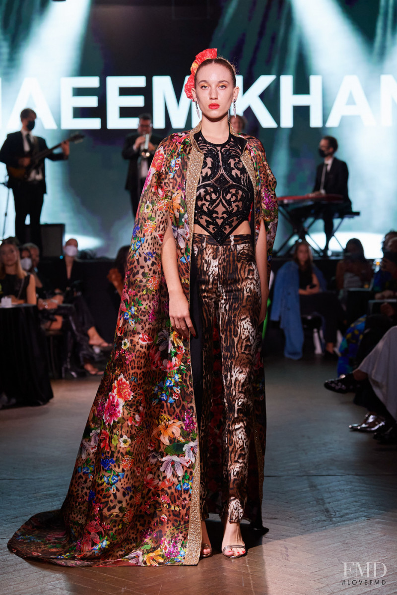 Naeem Khan fashion show for Spring/Summer 2022