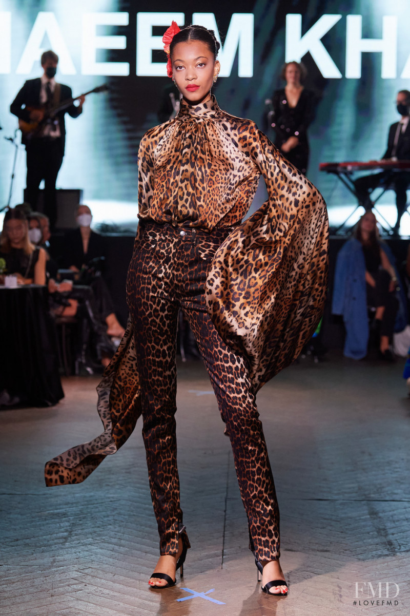 Naeem Khan fashion show for Spring/Summer 2022