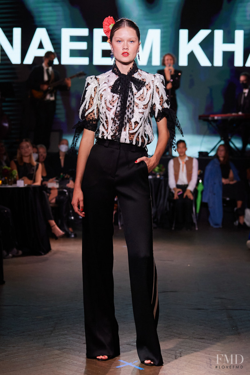 Naeem Khan fashion show for Spring/Summer 2022