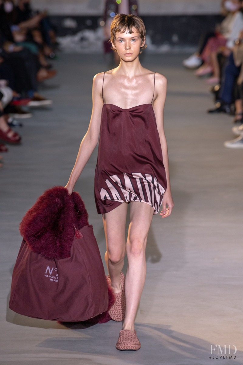 Tora Bykava featured in  the N° 21 fashion show for Spring/Summer 2022