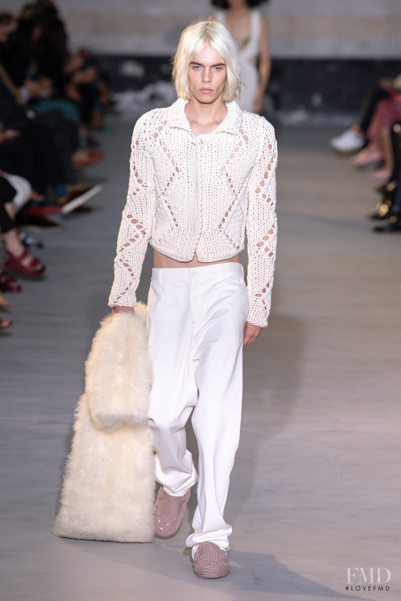 Ilias Loopmans featured in  the N° 21 fashion show for Spring/Summer 2022