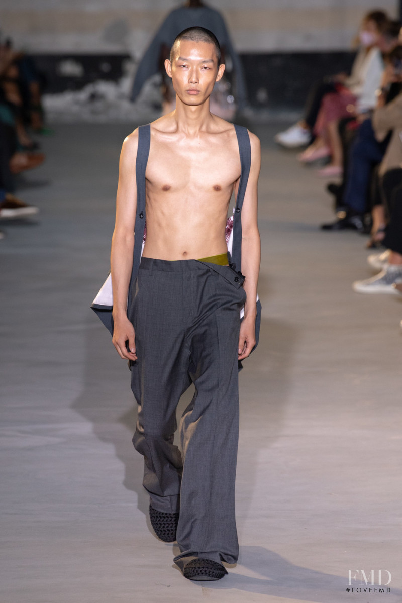 Xu Meen featured in  the N° 21 fashion show for Spring/Summer 2022