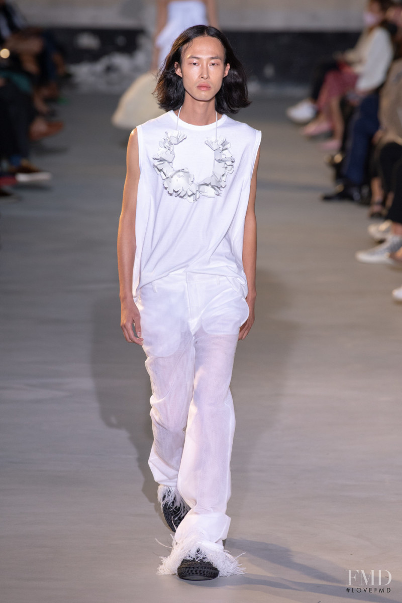 Ji Seok Nam featured in  the N° 21 fashion show for Spring/Summer 2022