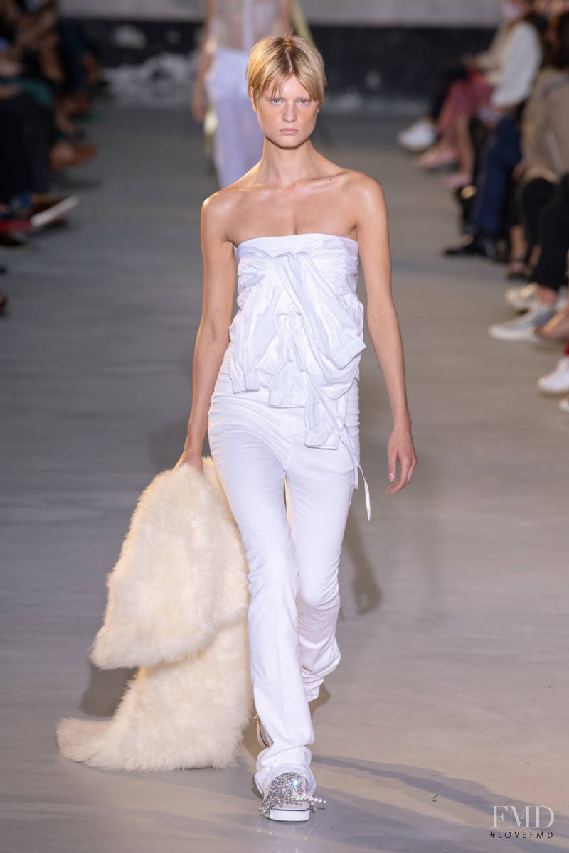 Michelle Laff featured in  the N° 21 fashion show for Spring/Summer 2022