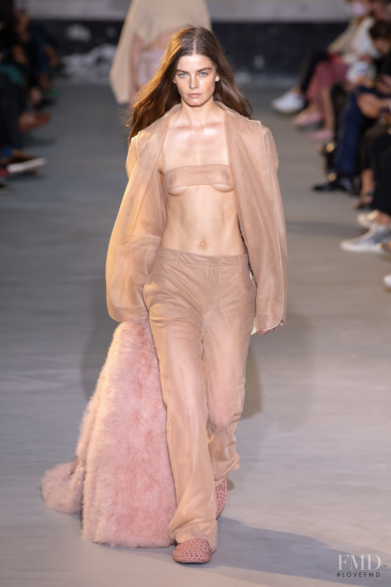 Merlijne Schorren featured in  the N° 21 fashion show for Spring/Summer 2022