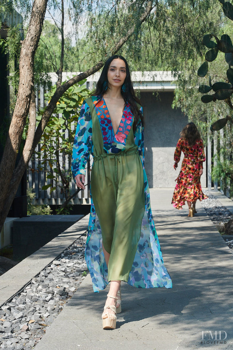 Lydia Lavin fashion show for Resort 2022