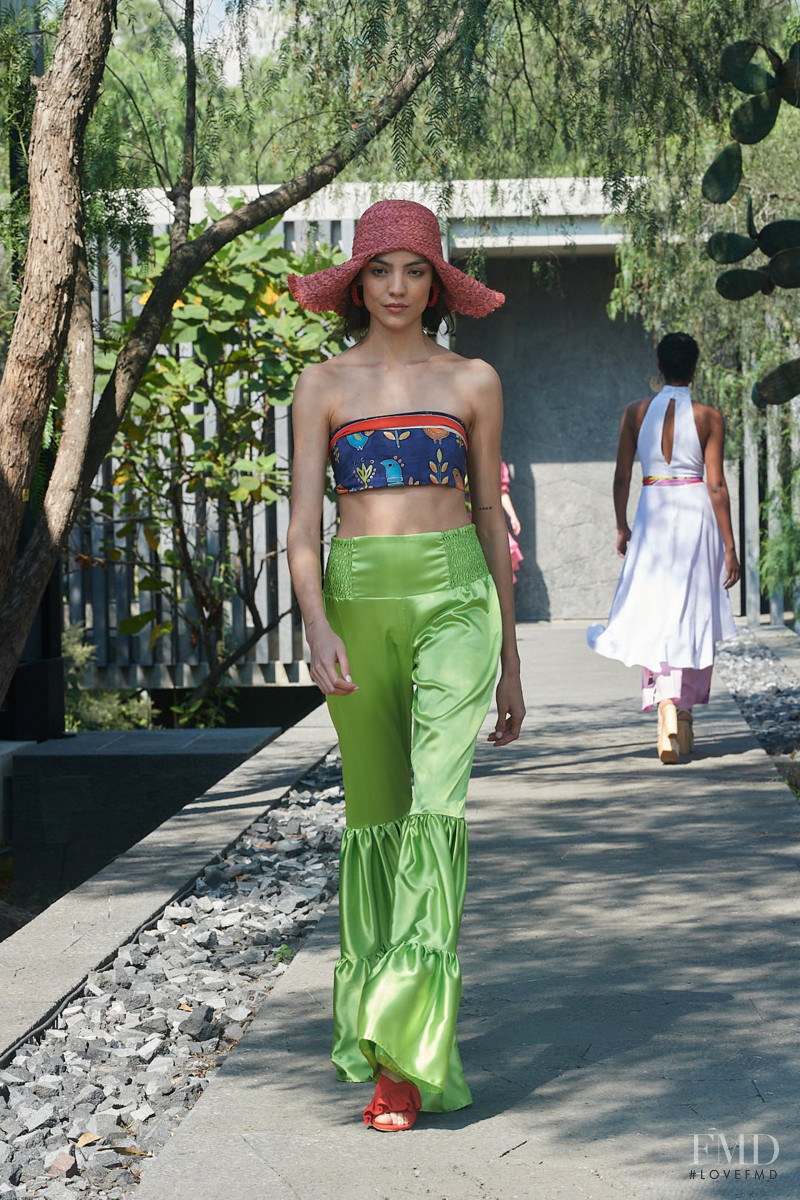 Lydia Lavin fashion show for Resort 2022