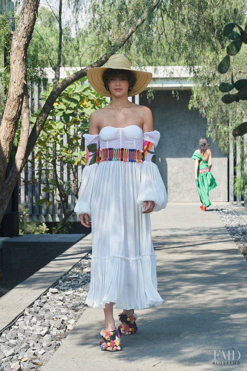 Lydia Lavin fashion show for Resort 2022