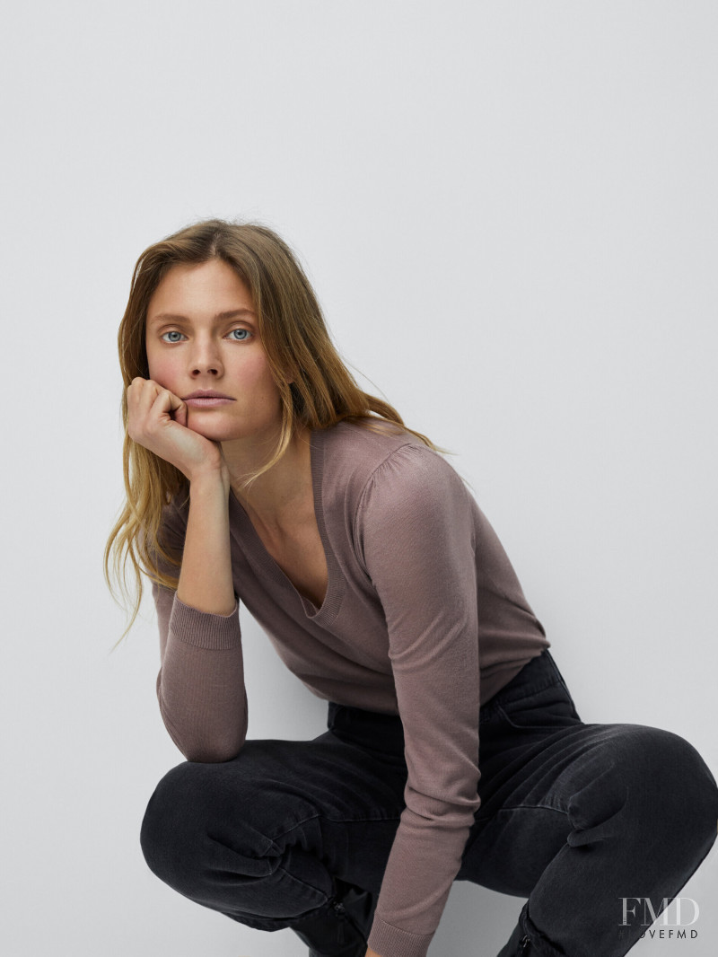 Constance Jablonski featured in  the Massimo Dutti catalogue for Pre-Fall 2021