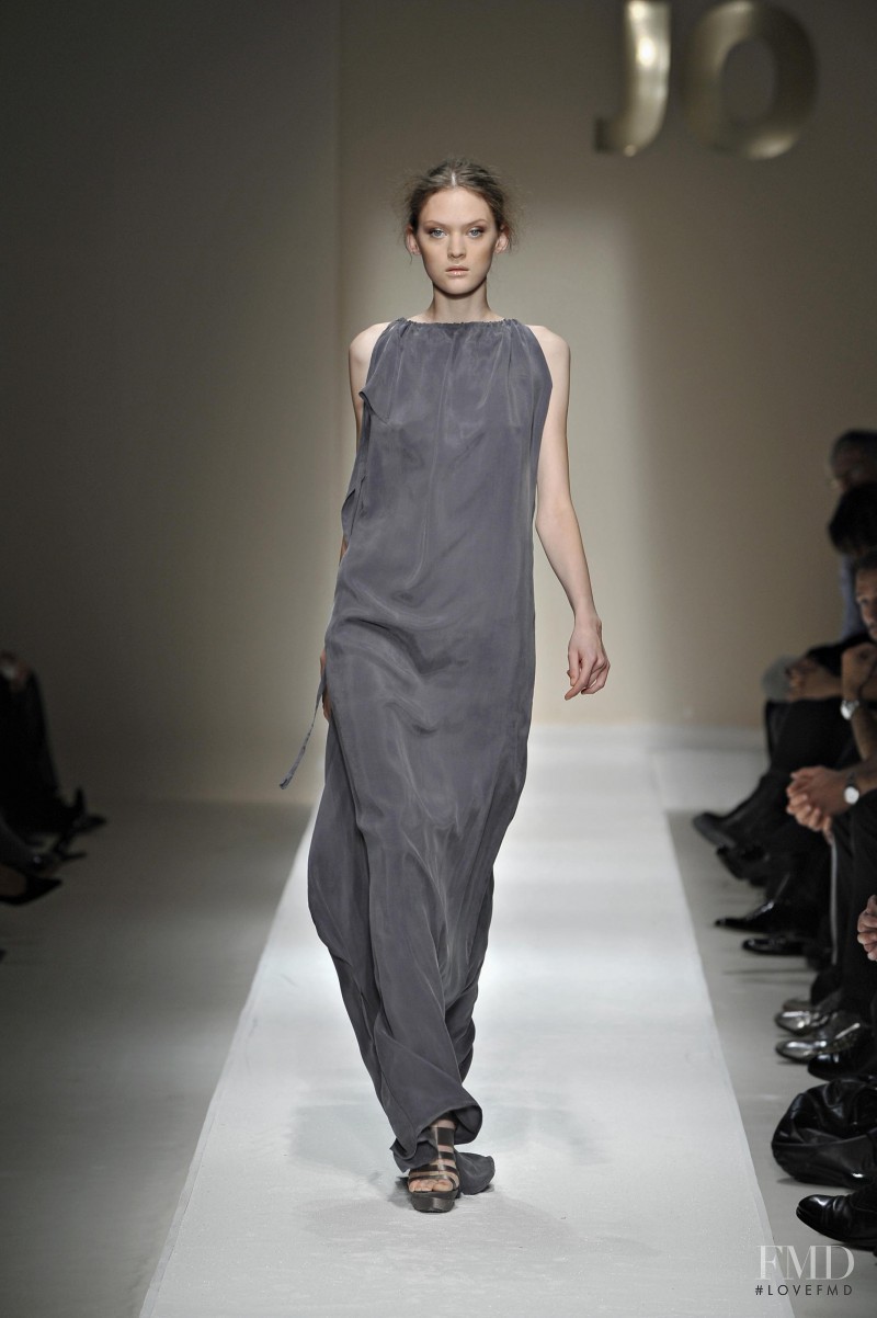 Svetlana Mukhina featured in  the Jo No Fui fashion show for Spring/Summer 2009