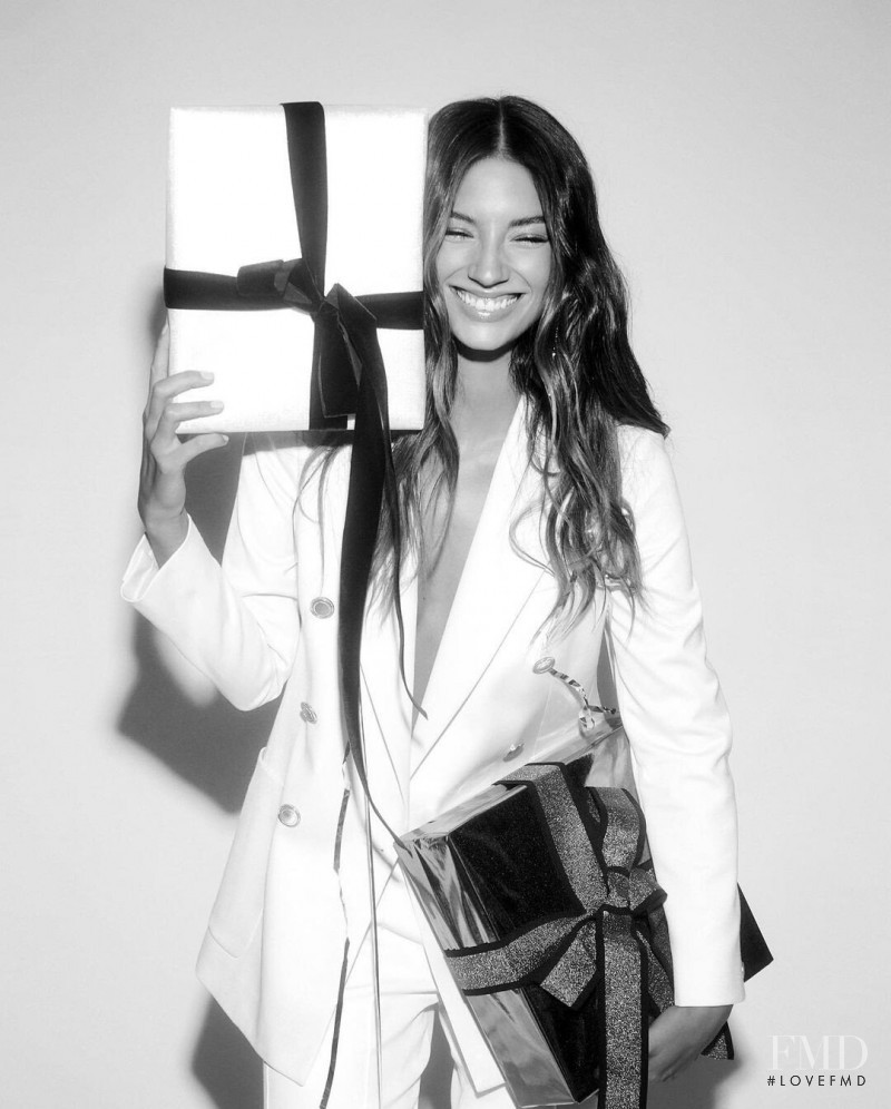 Lorena Rae featured in  the Reiss advertisement for Resort 2022