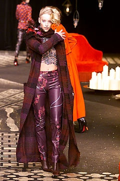 Emanuel Ungaro Haute-Couture fashion show for Autumn/Winter 2001