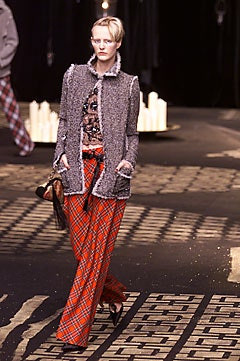 Emanuel Ungaro Haute-Couture fashion show for Autumn/Winter 2001