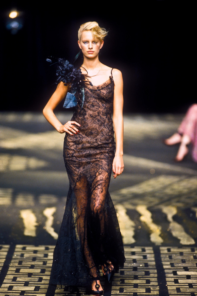 Karolina Kurkova featured in  the Emanuel Ungaro Haute-Couture fashion show for Autumn/Winter 2001