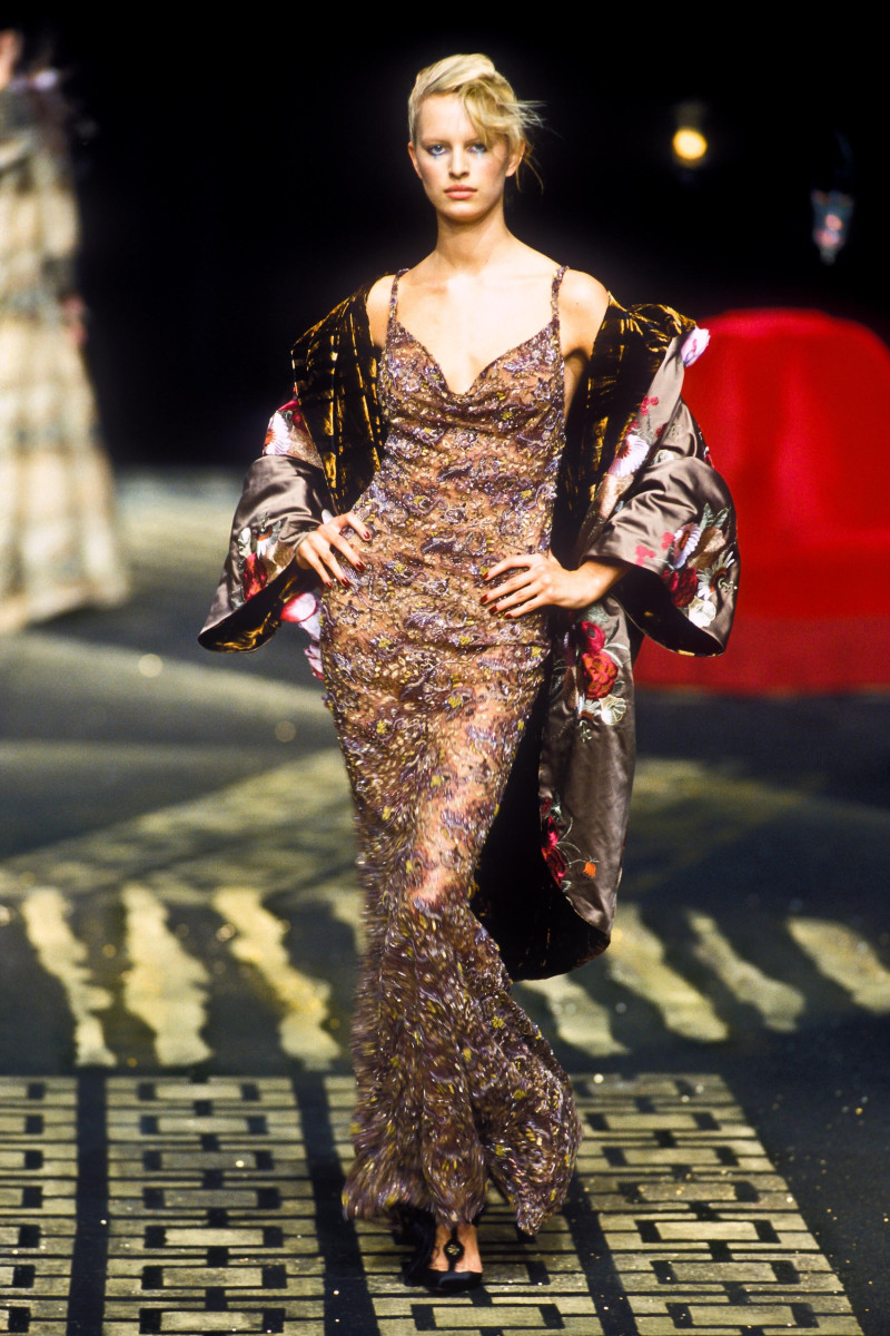 Karolina Kurkova featured in  the Emanuel Ungaro Haute-Couture fashion show for Autumn/Winter 2001