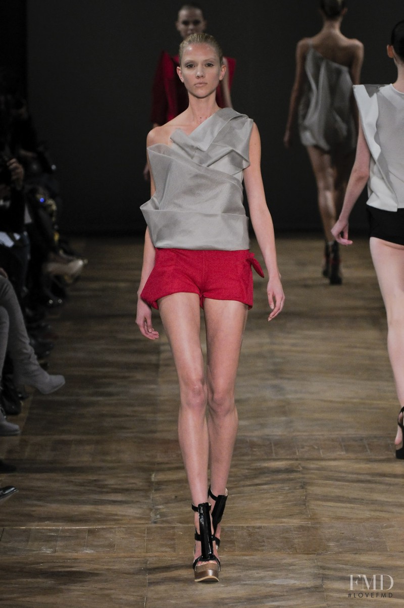 Amaya Arzuaga fashion show for Spring/Summer 2011