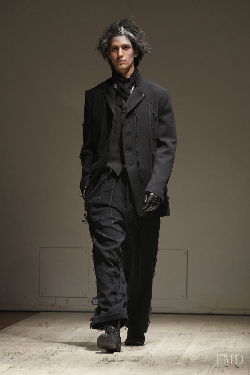 Yohji Yamamoto fashion show for Autumn/Winter 2022