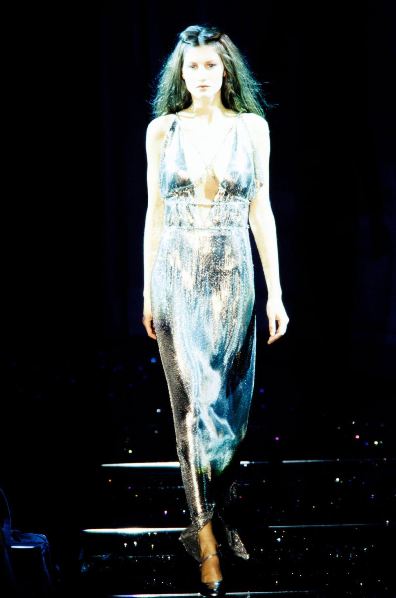 Gisele Bundchen featured in  the Versace fashion show for Autumn/Winter 1998