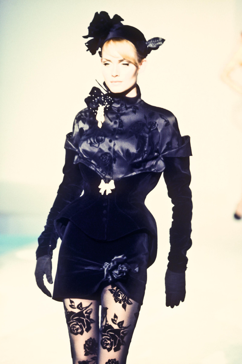 Amber Valletta featured in  the Mugler fashion show for Autumn/Winter 1995