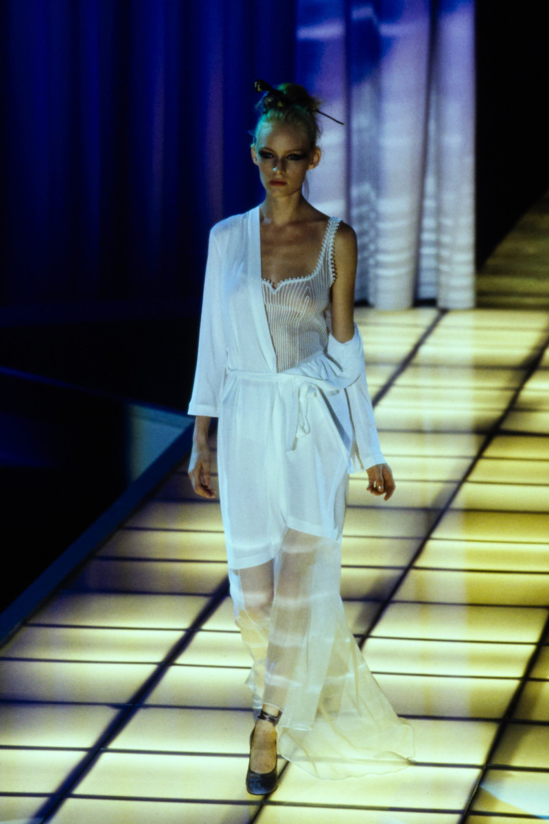 Versace fashion show for Spring/Summer 1997